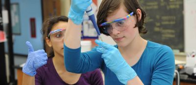 Estudiantes en un laboratorio de ciencia